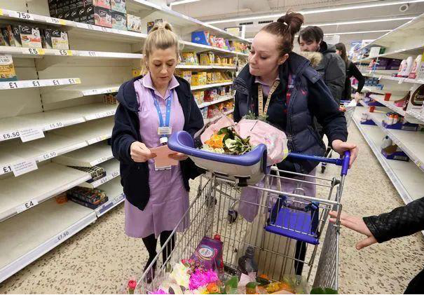 <b>英超市货物被一扫而空，一线医护人员来购物看着货架哭了</b>